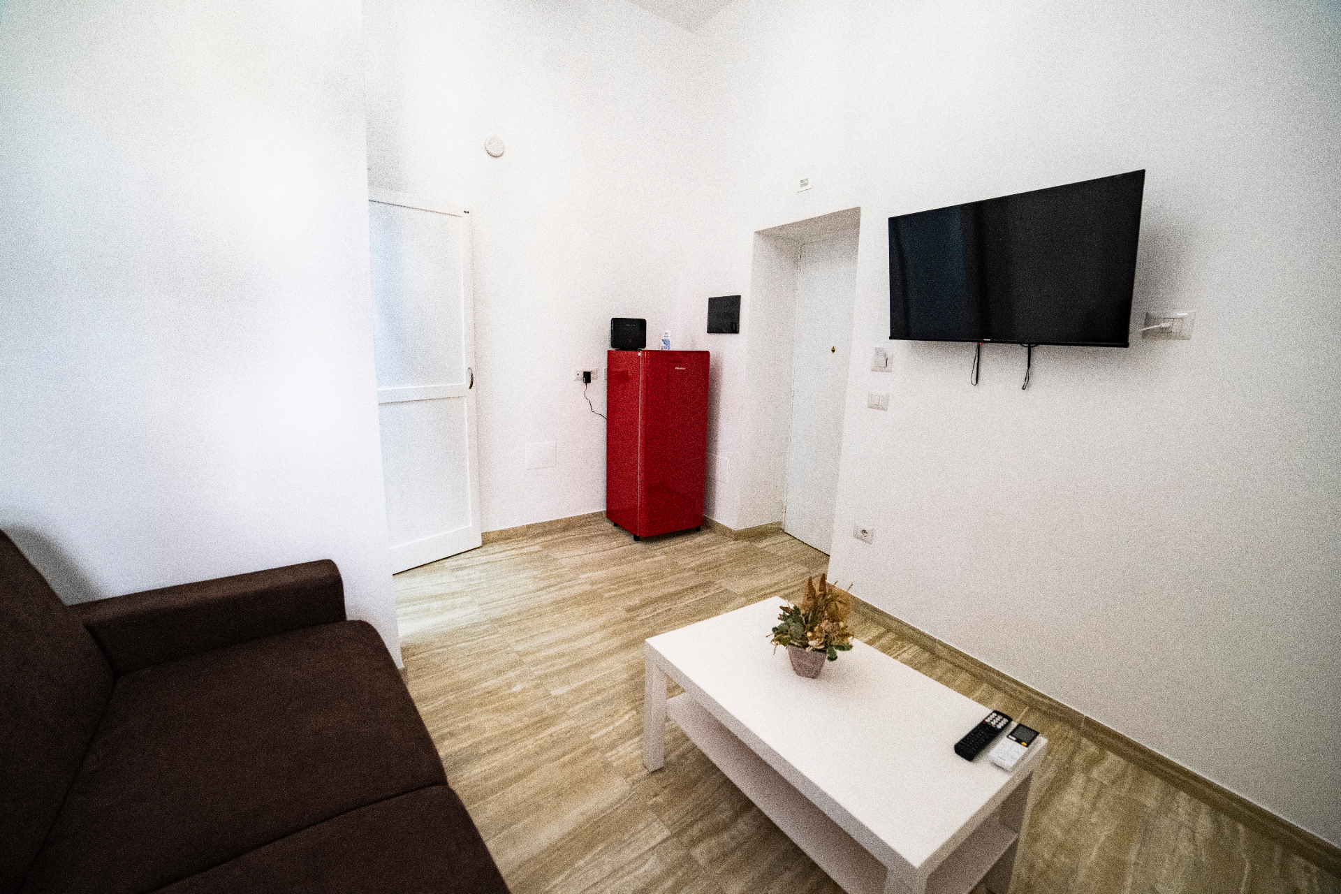 Soggiorno con Smart TV e angolo cottura