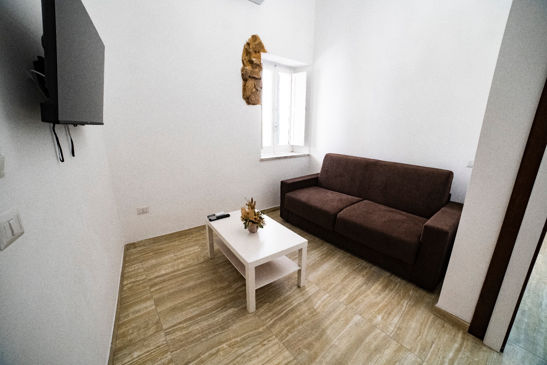 Salotto luminoso con divano e Smart TV