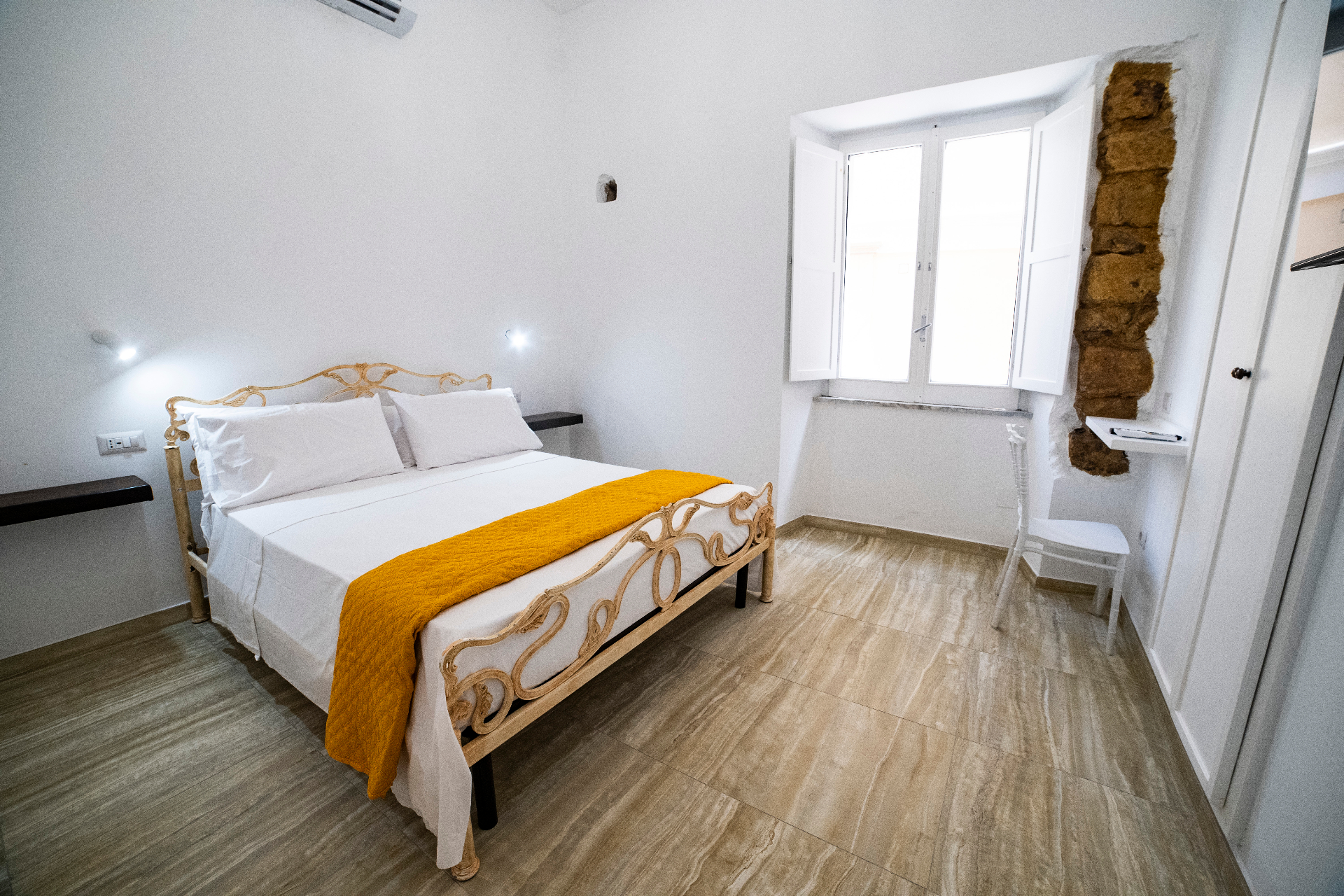 Camera da letto matrimoniale con dettagli eleganti