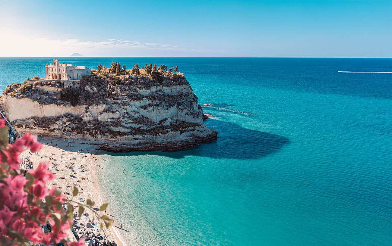Santuario di Santa Maria dell'Isola e mare cristallino
